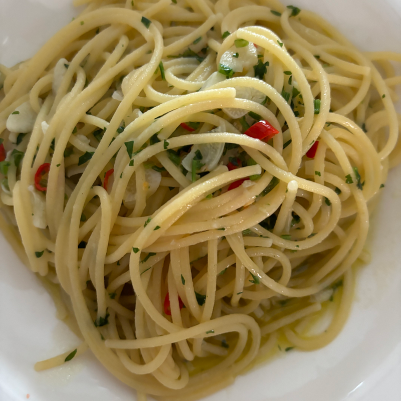 Spaghetti z czosnkiem, oliwą i chili